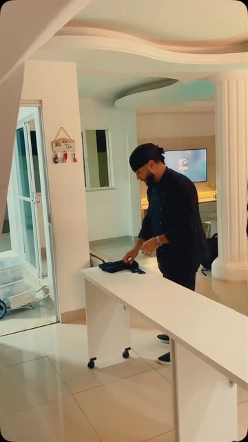 Chef preparando a bancada numa casa antes do evento