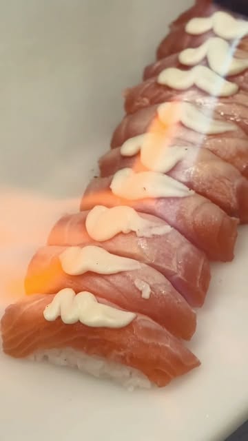 Fileira de nigiris de salmão