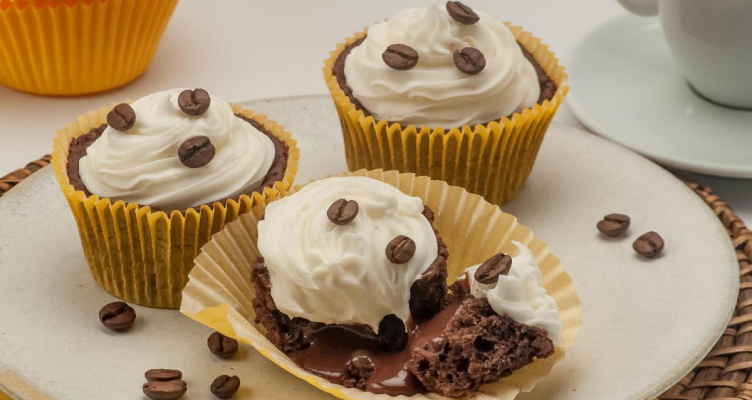 imagem de um cupkace com grãos de café e um chantilly